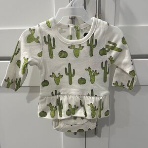 monica + andy Cactus Print Baby Onesie - size Newborn